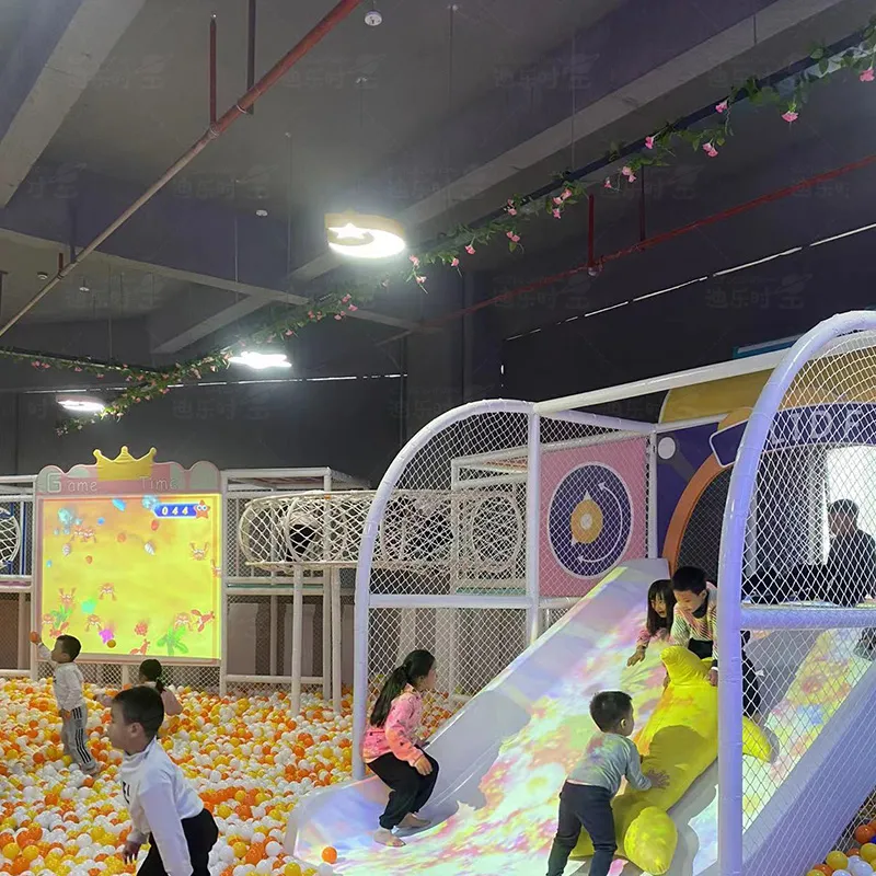 Indoor amusement equipment 3D projection smashing ball, projection slide