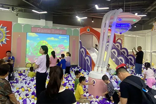 What kind of amusement equipment can be placed in an indoor children's playground with an area of about 200 square meters?
